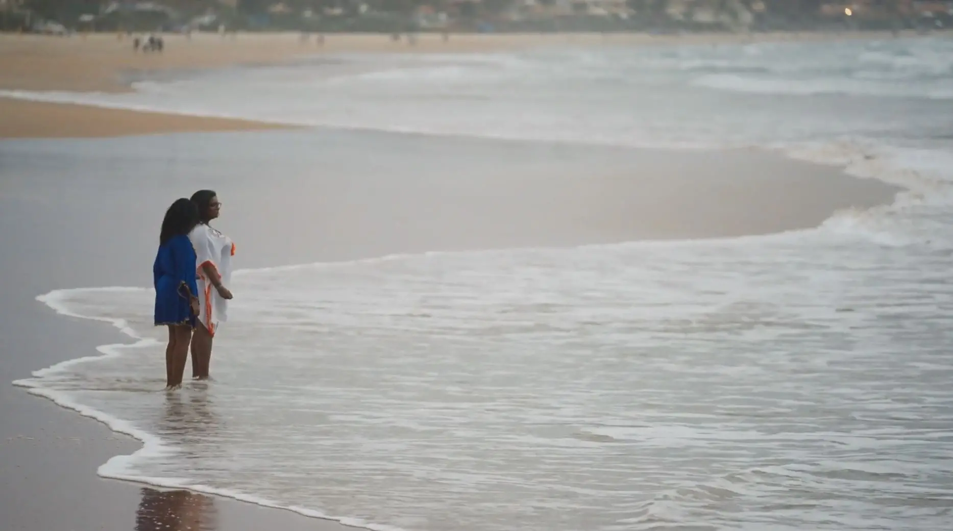 momento que Laura e Maria jogam as cinzas da mãe, gloria maria, no mar