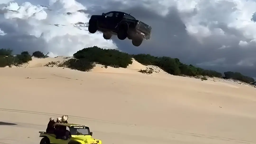Carro que voou em duna de Canoa