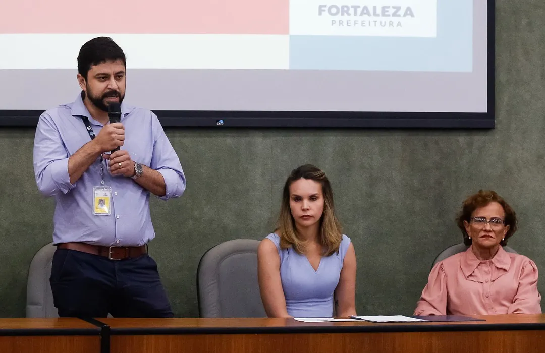 João Gilberto ao lado de Gabriella Aguiar, vice-prefeita de Fortaleza, e Socorro Martins, ex-secretária municipal de Saúde