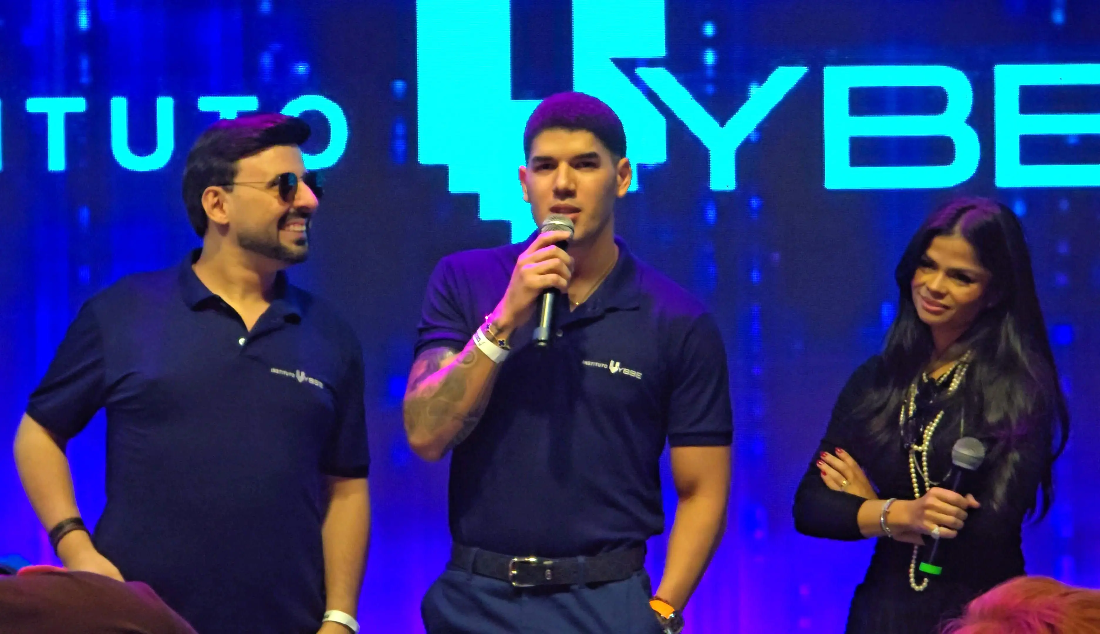 Guilherme Dantas, Zé Vaqueiro e Isabele Temoteo em lançamento do Instituto Vybbe