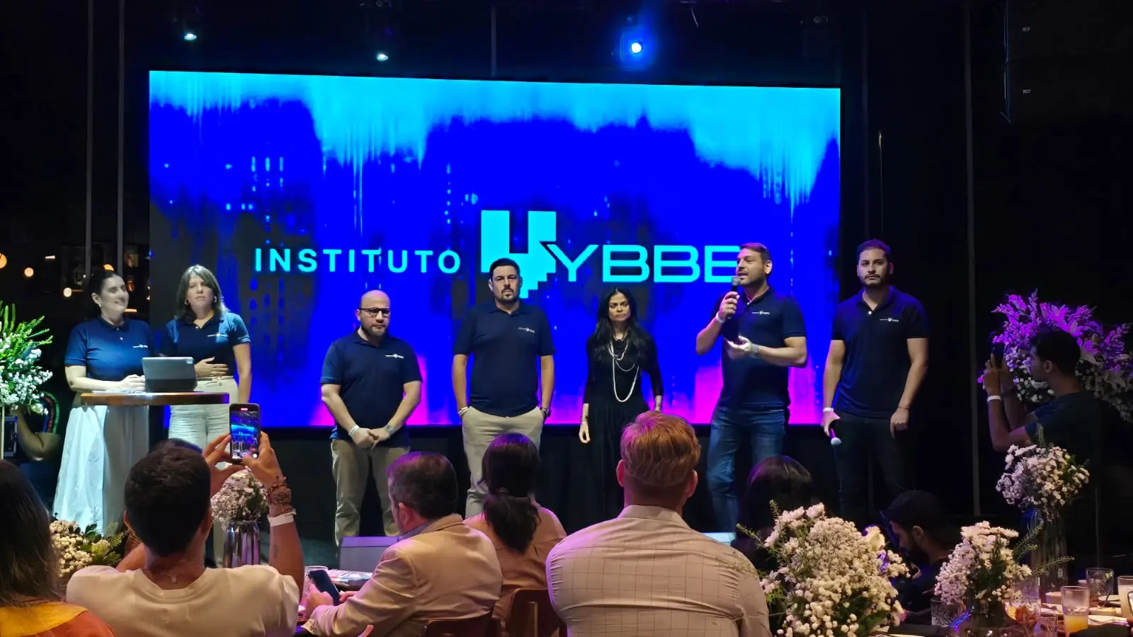 Sócio da produtora Vybbe em lançamento de Instituto