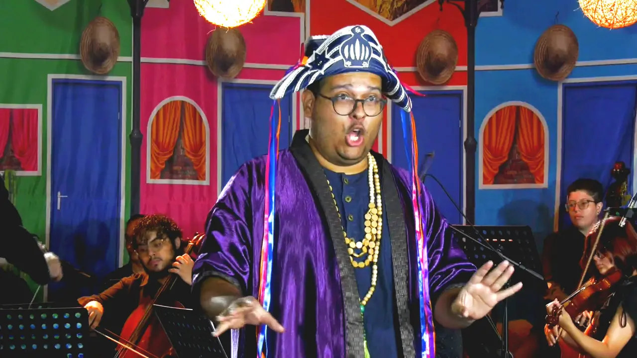 Elementos que rementem ao Sertão nordestino compõem cenário e figurino