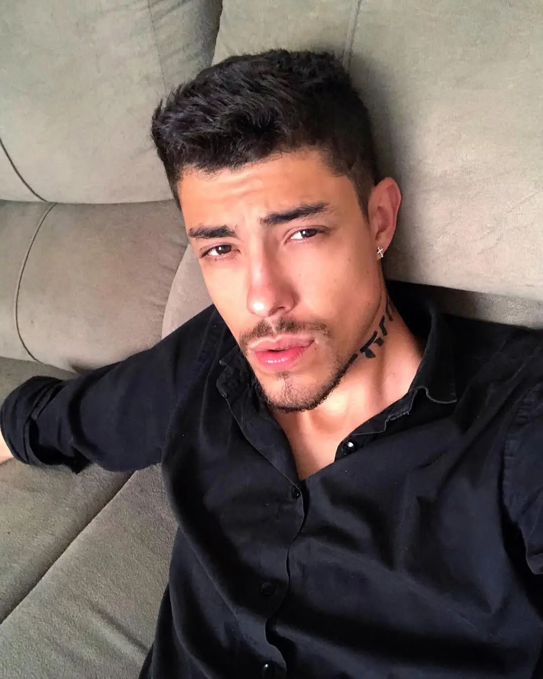 selfie de Guilherme rocha, vestindo camisa preta. ele é um dos 10 filhos do cantor Latino