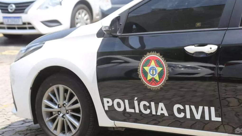 Imagem de uma viatura da Polícia Civil do Rio de Janeiro para ilustrar matéria sobre irmãos presos por manterem corpo do pai morto há meses dentro de casa no Rio de Janeiro