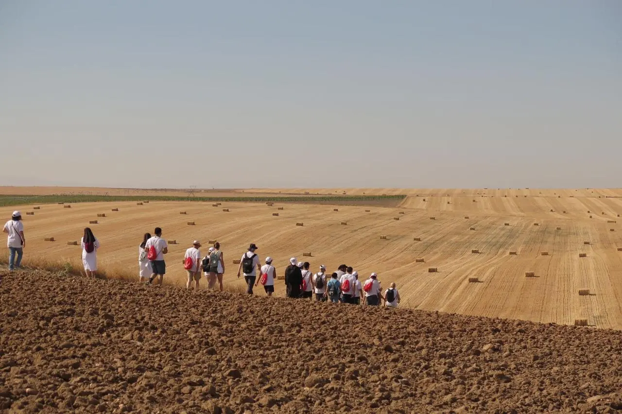 Pessoas caminhando em campo no interior da Espanha