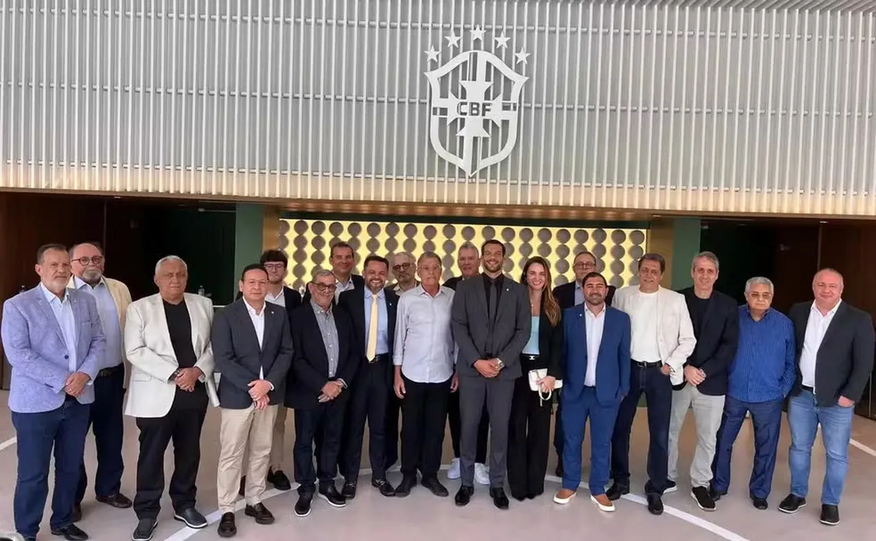Próximo presidente da CBF, Samir Xaud, e apoiadores no momento do registro da chapa na sede da CBF