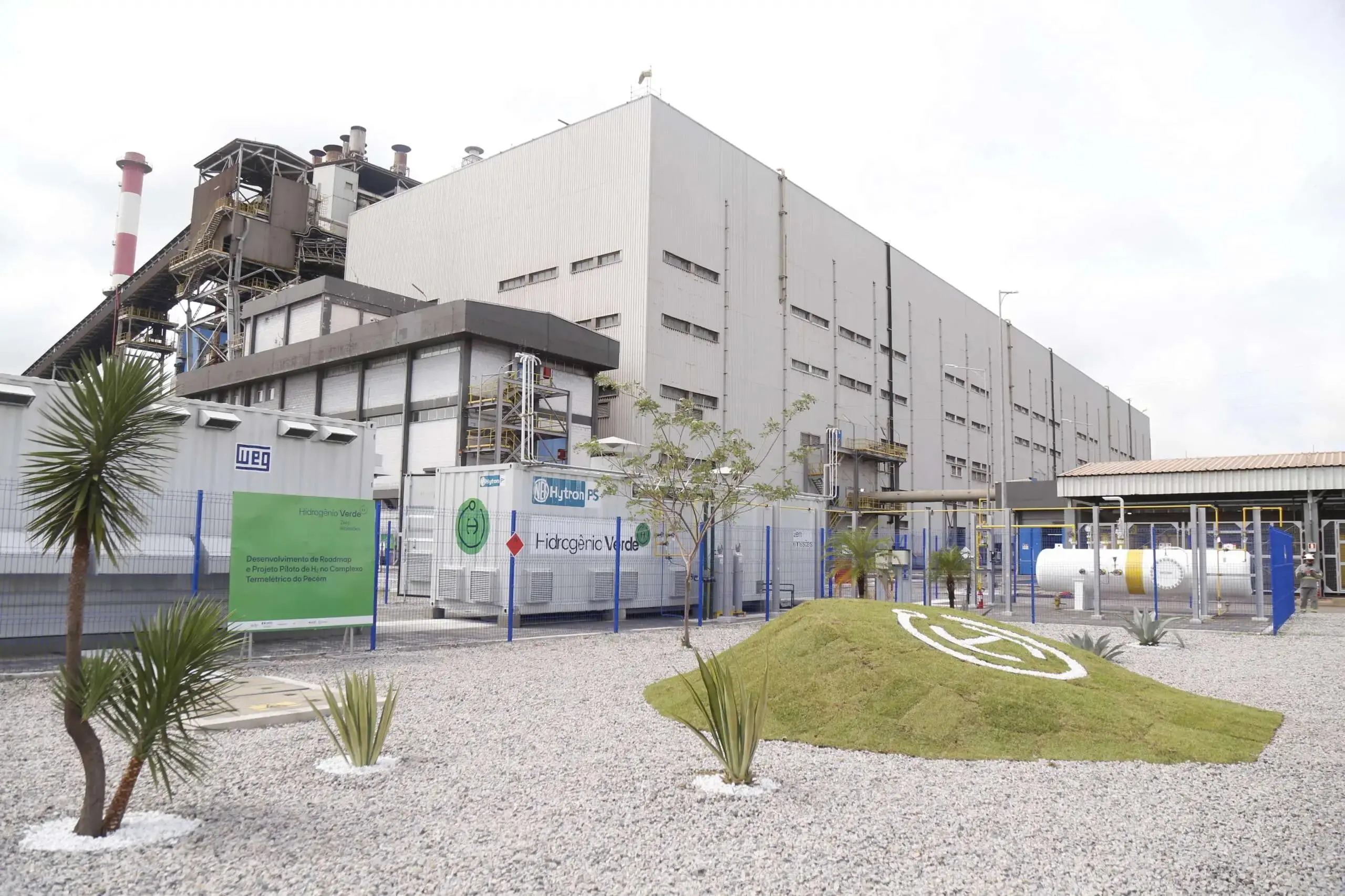 Foto que contém projetos de hidrogênio verde no Complexo Industrial e Portuário do Pecém, com ambiência industrial