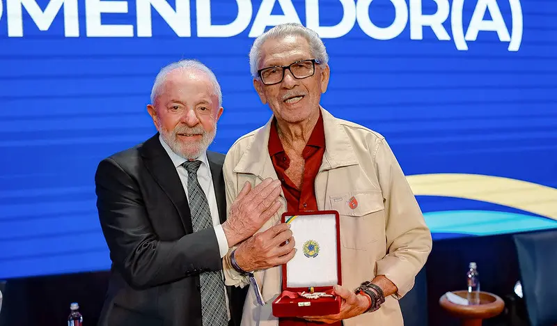 O Artesão, Mestre Espedito Seleiro e o Presidente da República, Luiz Inácio Lula da Silva, durante a cerimônia de Entrega da Ordem do Mérito Cultural, no Palácio Gustavo Capanema.