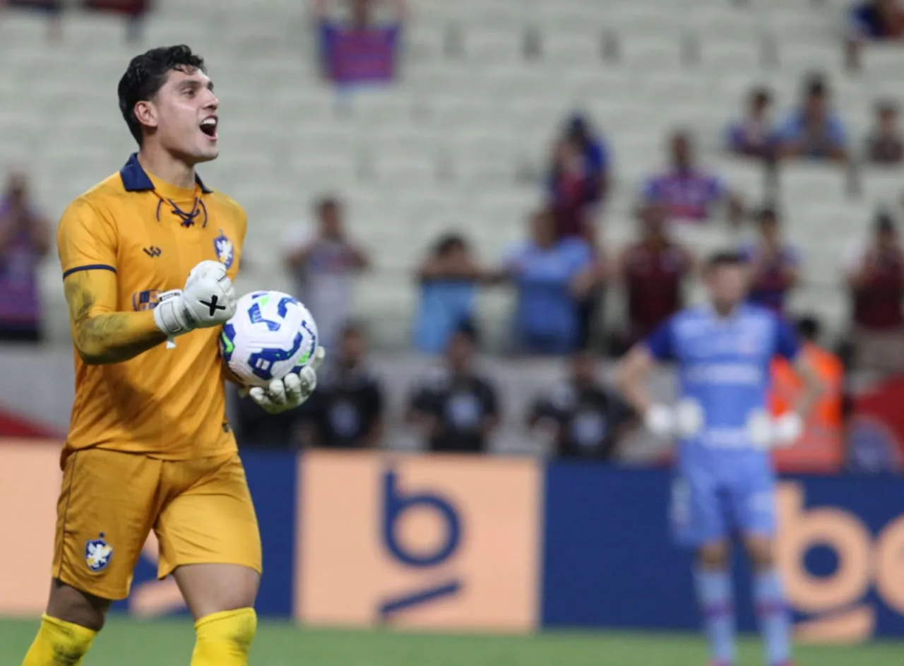 O goleiro Volpi fez duas defesas, sendo decisivo para o Retrô nos pênaltis