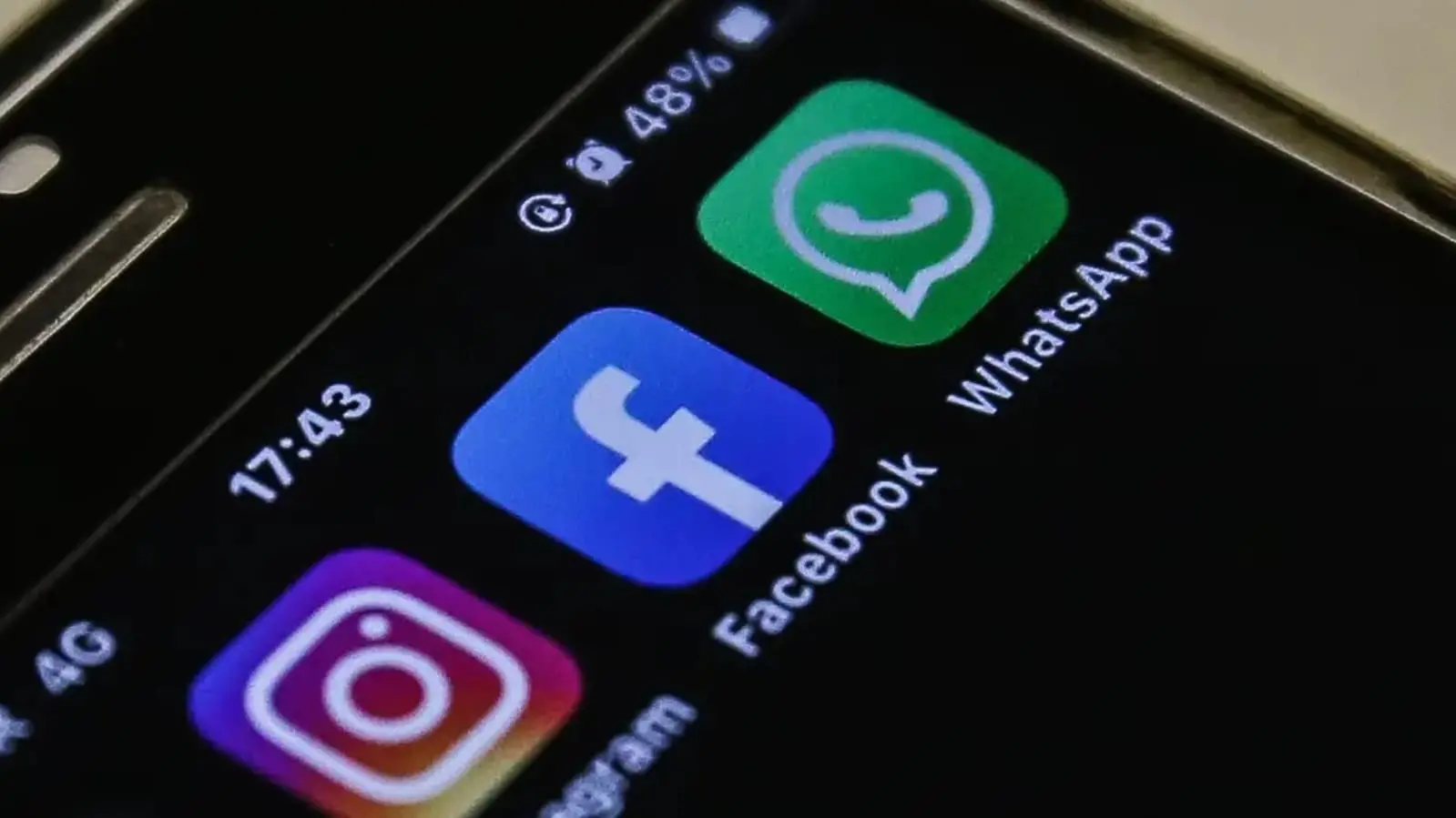 Tela de celular com ícones de redes sociais famosas, como Instagram, Facebook e Whatsapp, que entram na discussão do Novo Código Civil
