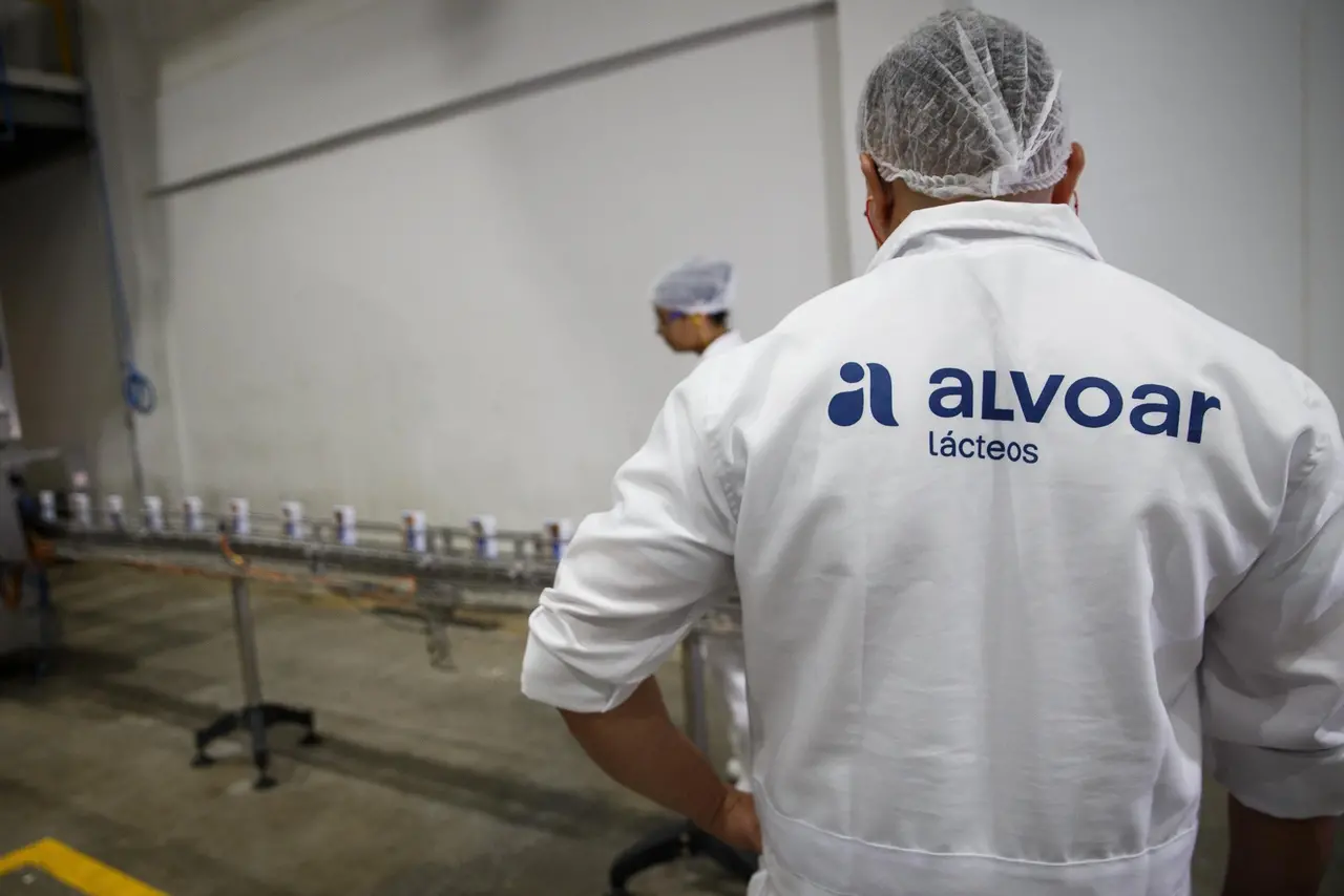 Imagem mostra funcionário da Alvoar trabalhando na fábrica da empresa de produtos lácteos