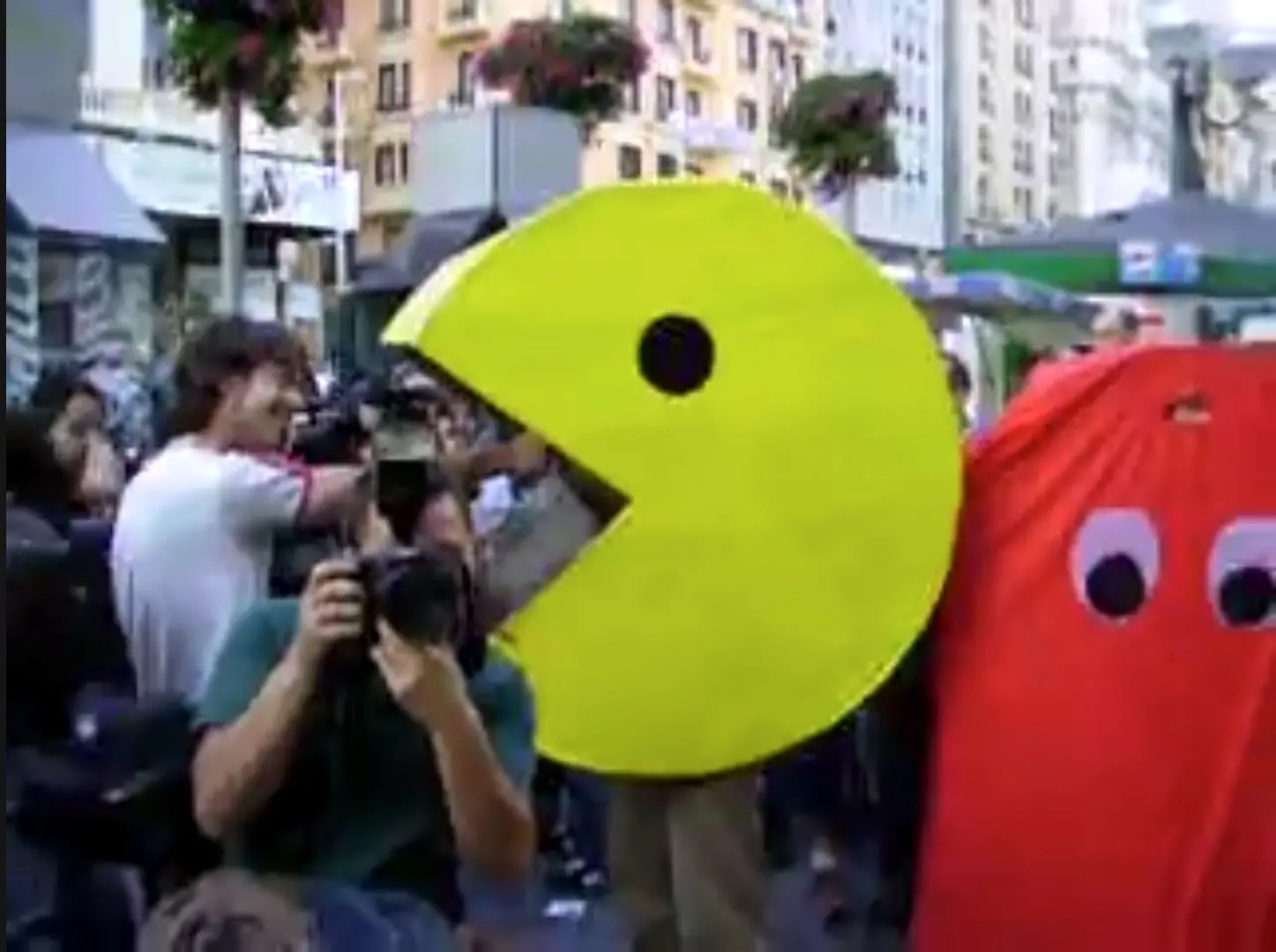 Em primeira comemoração do Dia do Orgulho Nerd, o público geek se vestiu como pacman na Espanha
