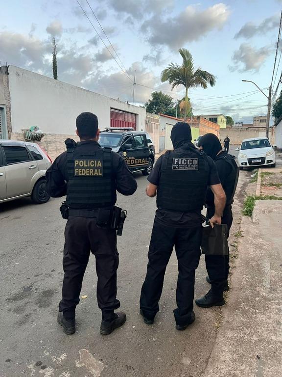 Agentes da polícia federal de costas
