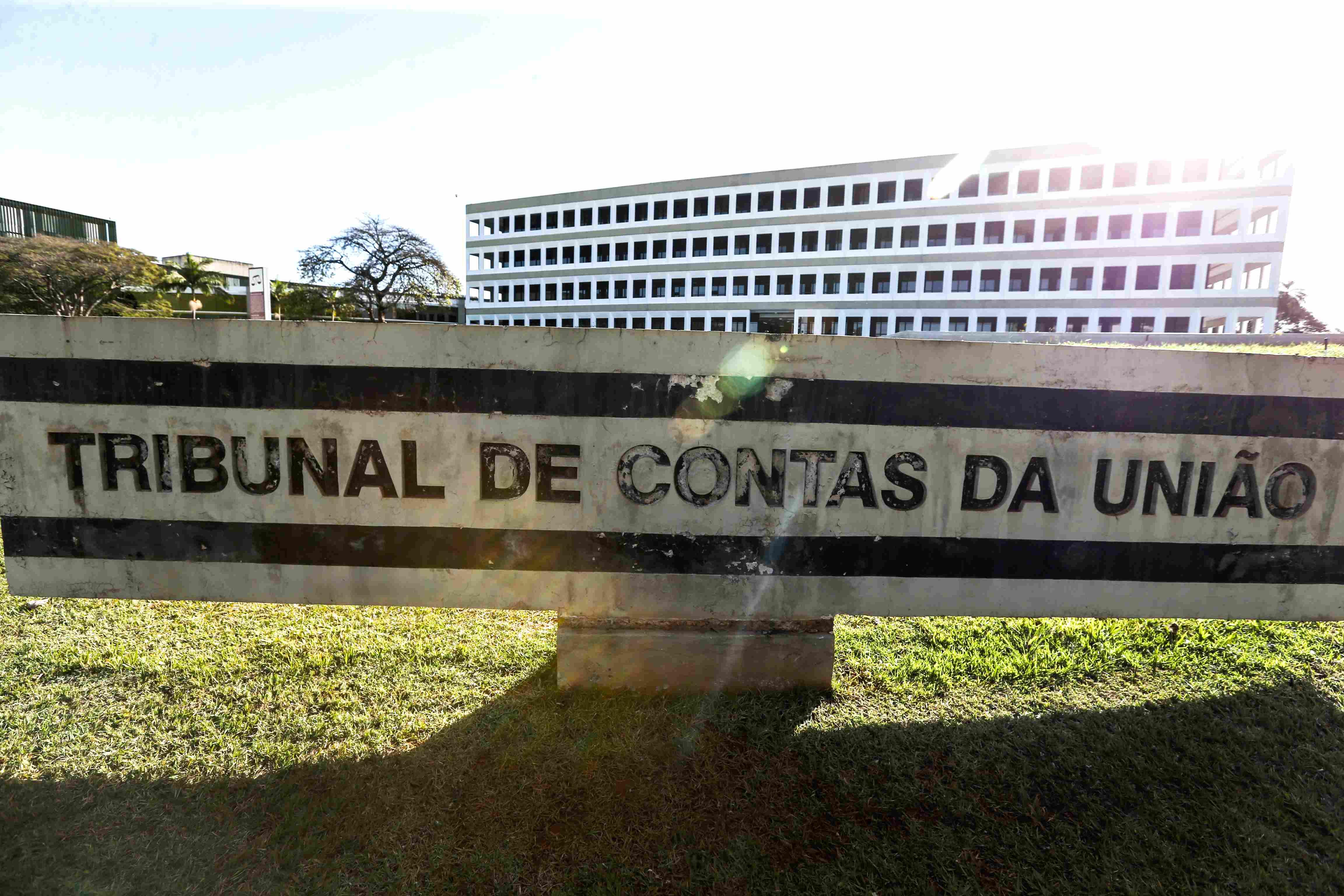 Fachada do TCU, em Brasília. Na imagem, o prédio do órgão público junto da placa de identificação