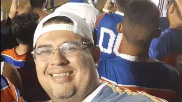 Foto do advogado Francisco Di Angellis Duarte de Morais com a blusa do Fortaleza, em meio a torcedores do time