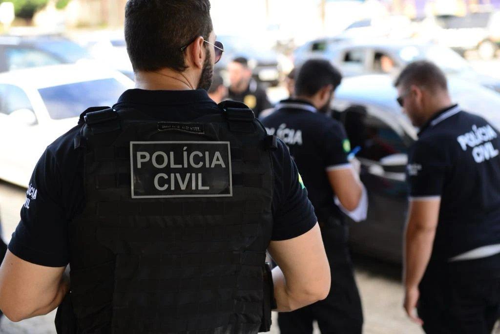 Polícia Civil realizando investigação ao ar livre com equipe policial concentrada e veículos na cena do crime.