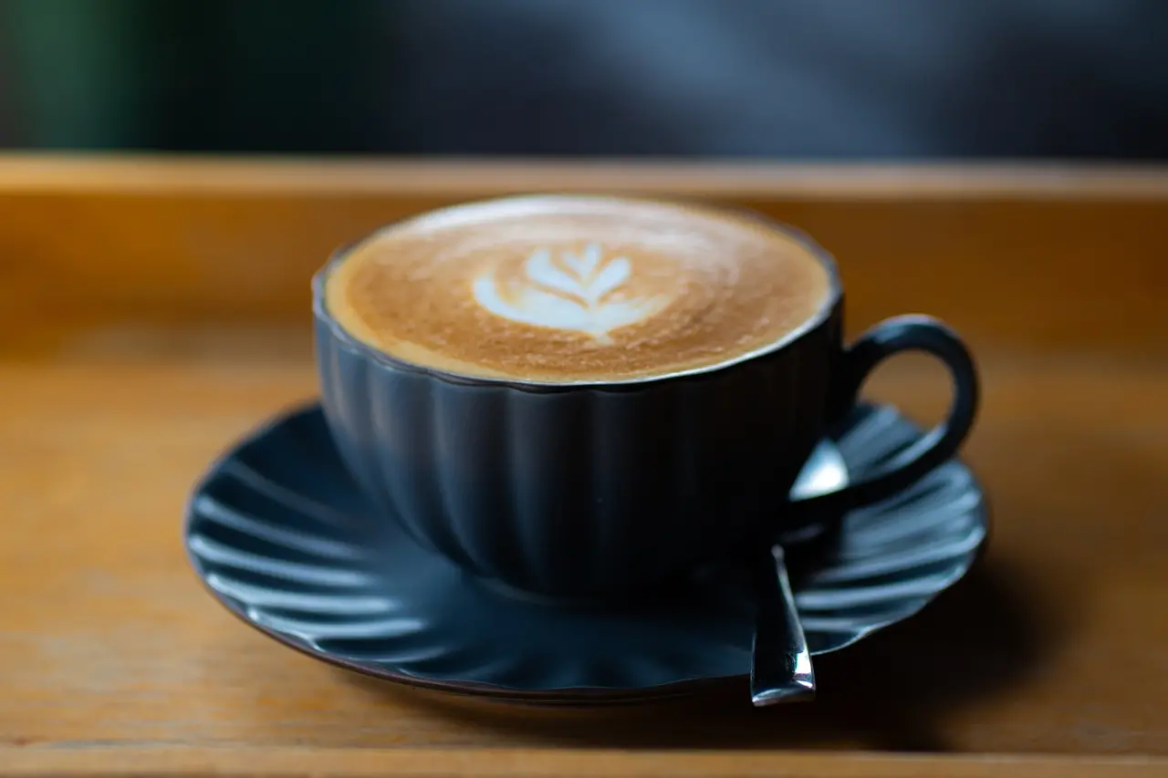 Imagem mostra xícara de cappuccino gelado, ilustrando celebração do Dia Nacional do Café com receitas