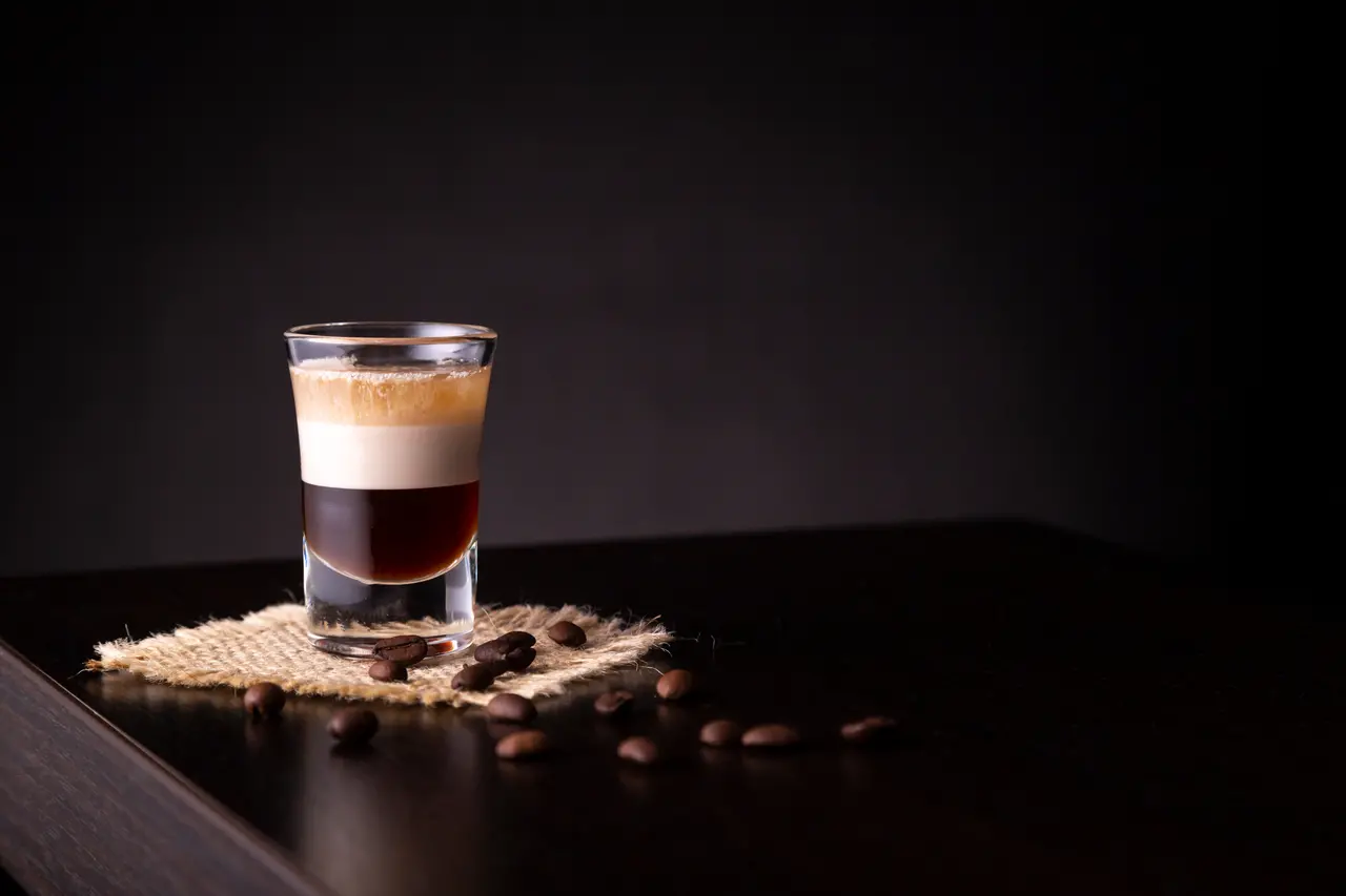 Imagem mostra copo com Café royal, ilustrando celebração do Dia Nacional do Café com receitas