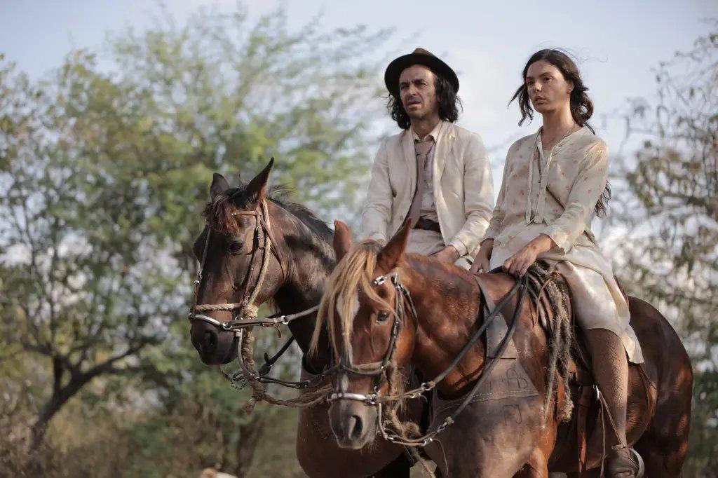 Júlio e Isis em cena de 'Maria e o Cangaço'