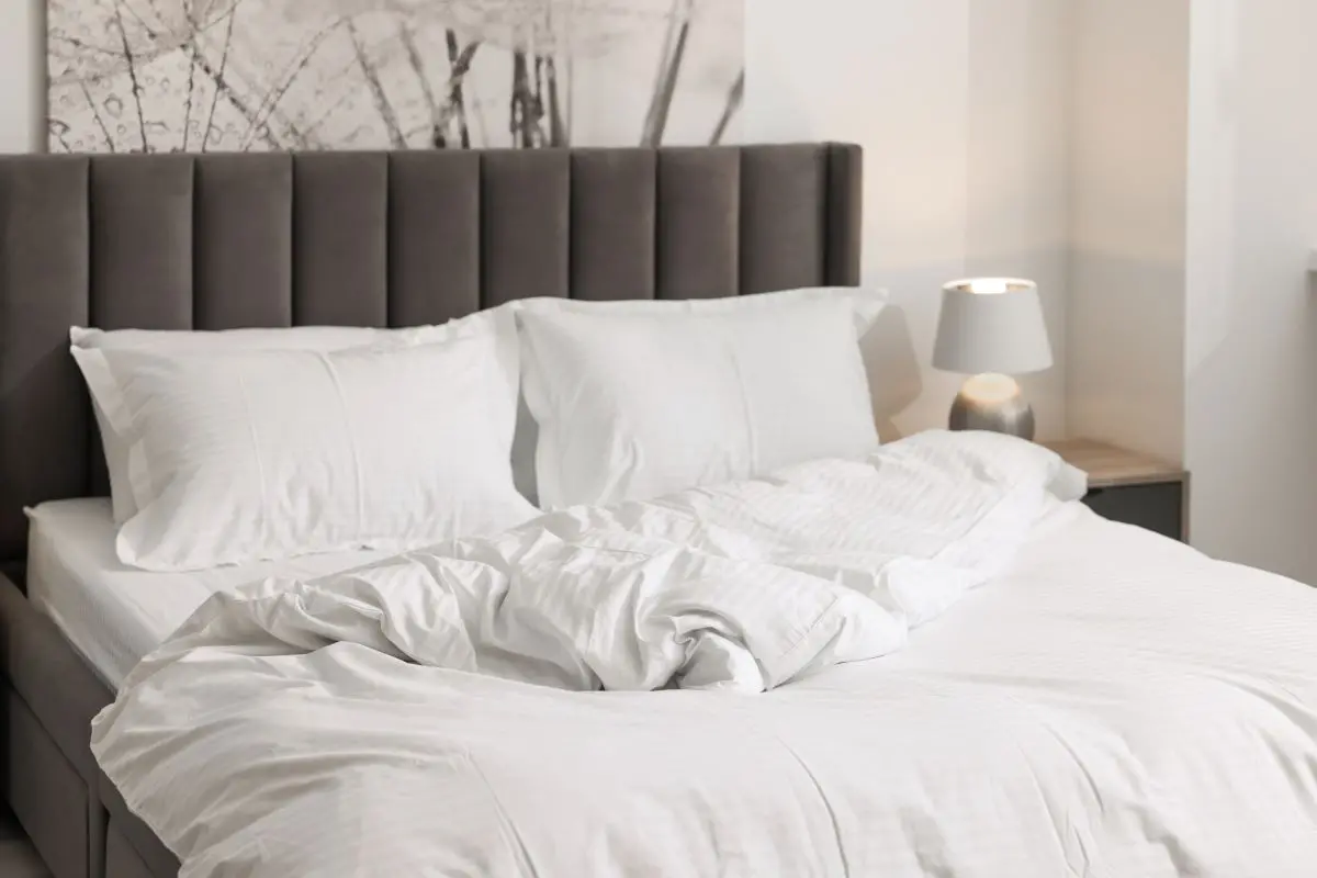 Foto de travesseiros em uma cama desarrumada