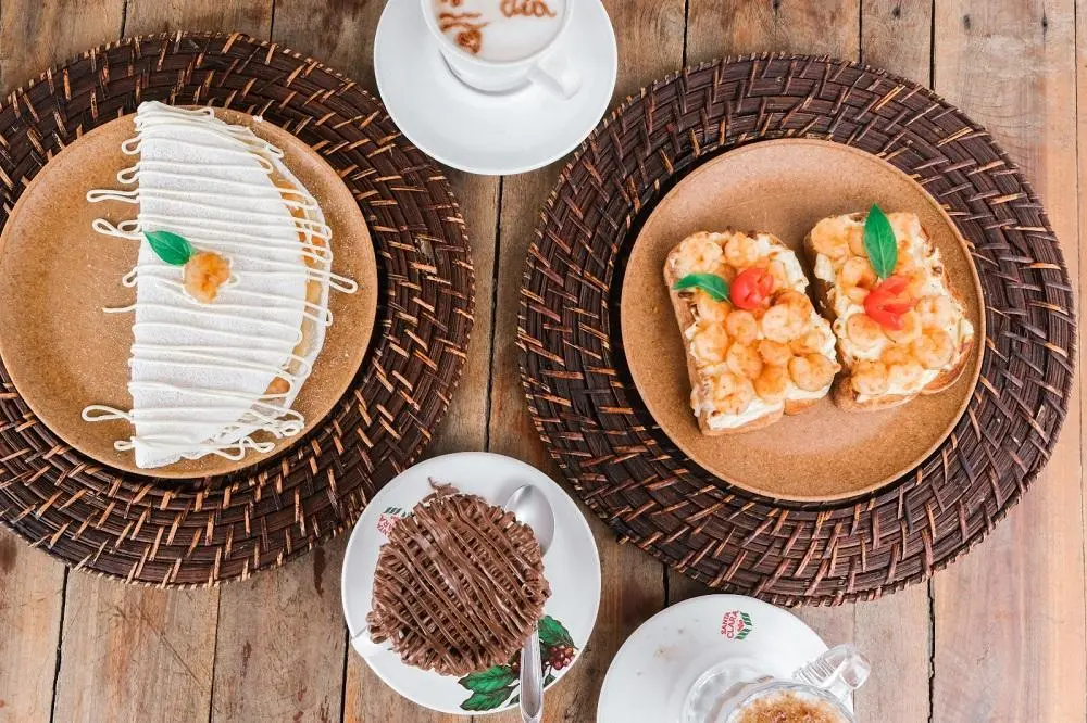 Ponto forte do Maré Café são pratos com frutos o mar, como o camarão misturado a  regionalidades com tapioca e, claro, o café