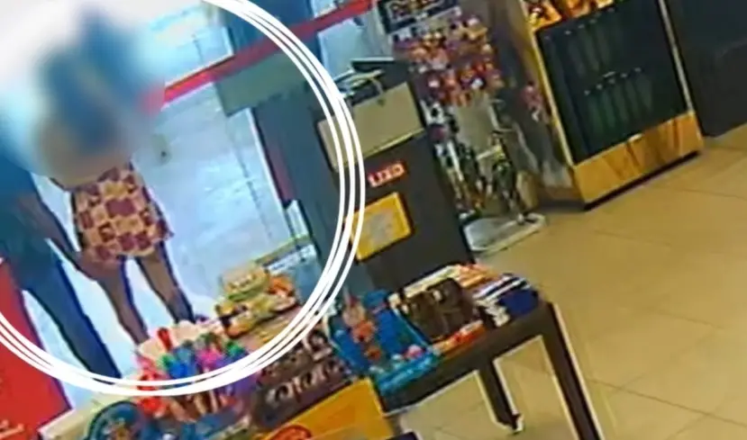 Imagem print do vídeo da câmera, que mostra o médio apalpar as nádegas da vítima, em um posto de combustíveis em Fortaleza