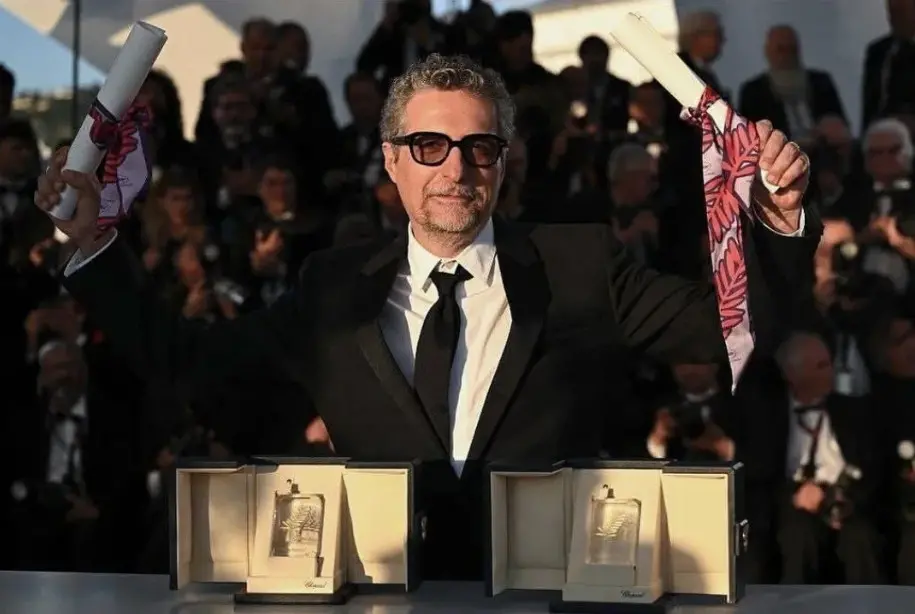 Diretor Kleber Mendonça Filho com os prêmios de melhor diretor e melhor ator recebidos em Cannes pelo filme 