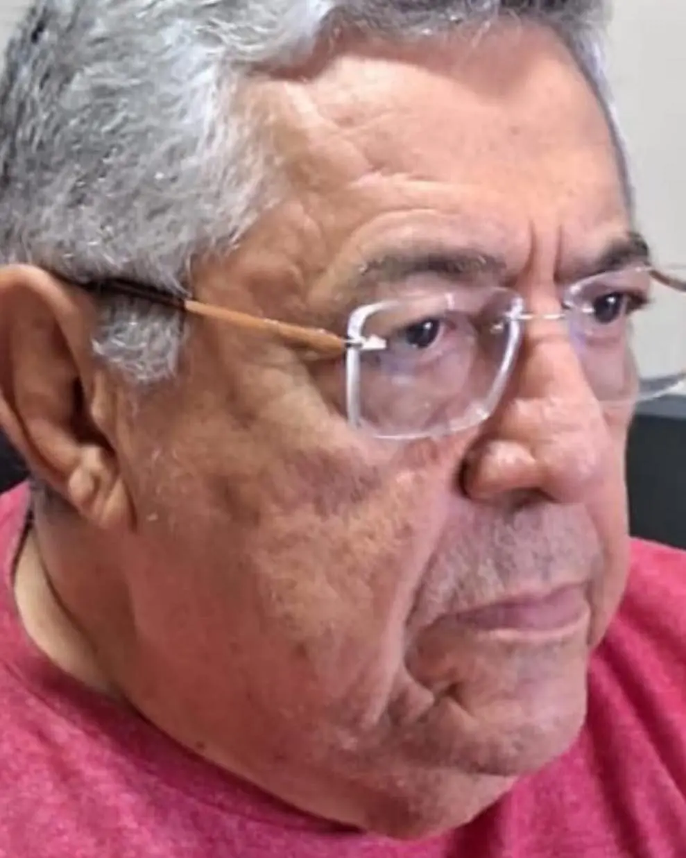 Wilton Bezerra com semblante sério