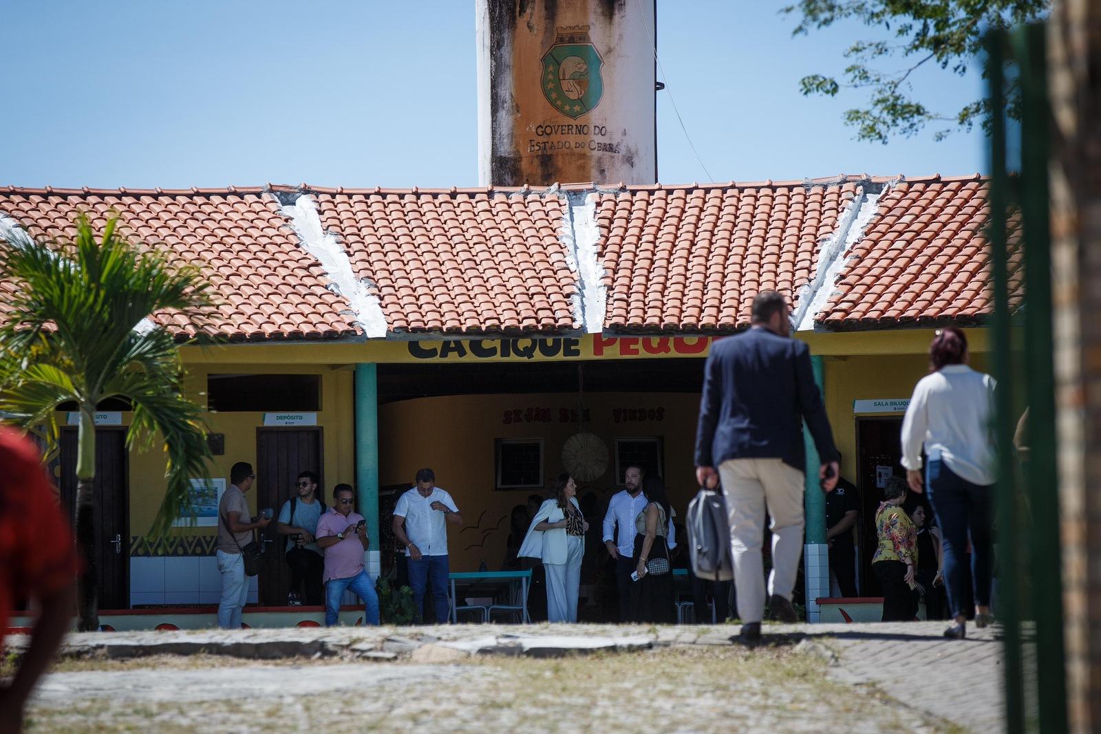 Imagem mostra a fachada da Escola Indígena Jenipapo Kanindé, com algumas pessoas na frente. A instituição do Ceará recebeu a visita da primeira dama do Brasil, Janja Lula da Silva.