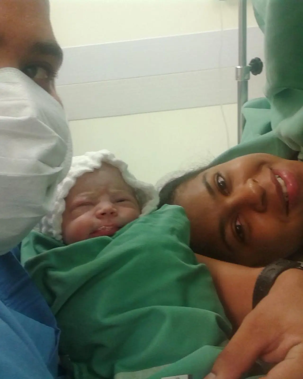 Thays publicou uma foto do parto de Millena Brandão, atriz mirim que faleceu no início deste mês