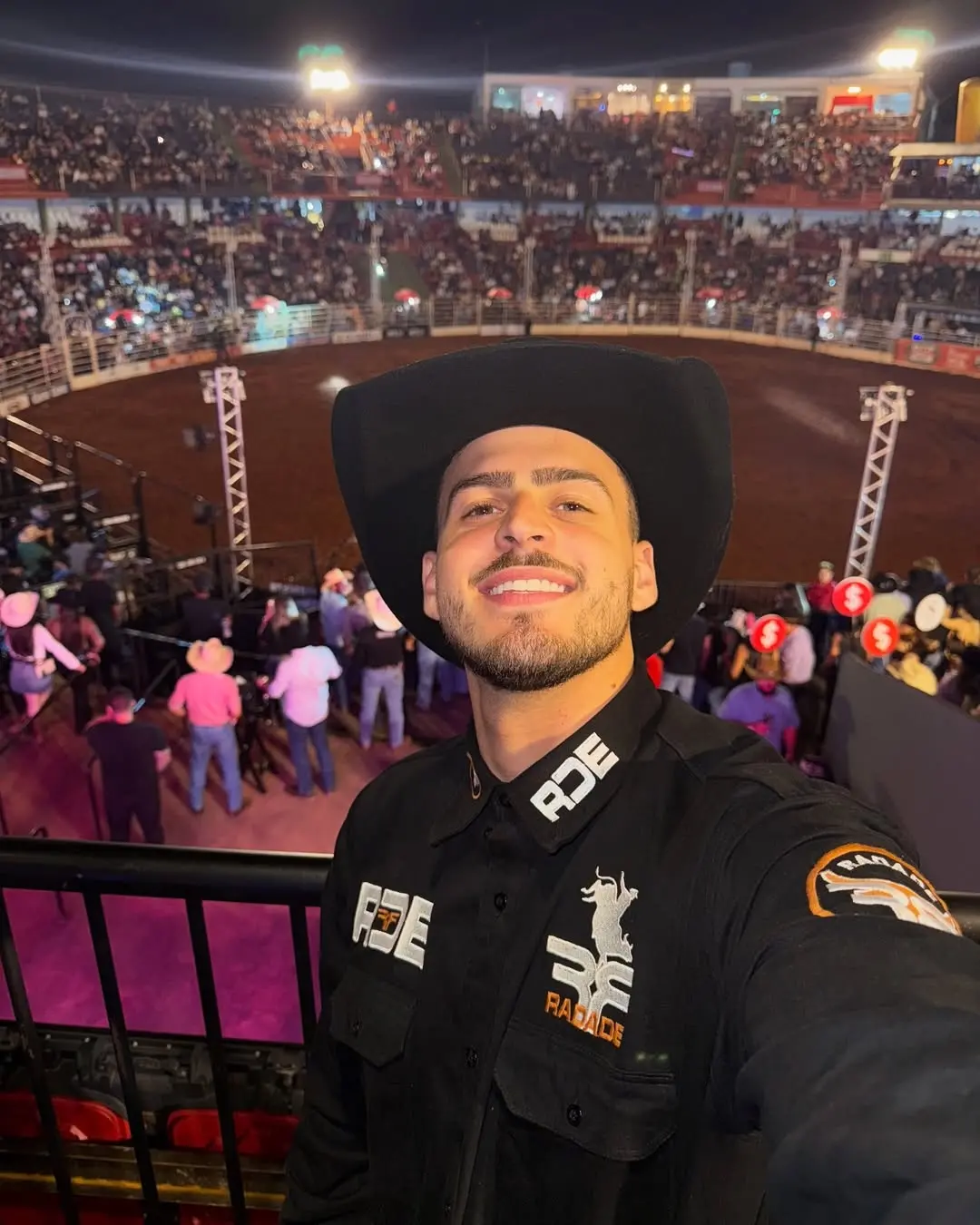 Imagem do influenciador Jon Vlogs em um evento, para uma matéria sobre CPI das Bets