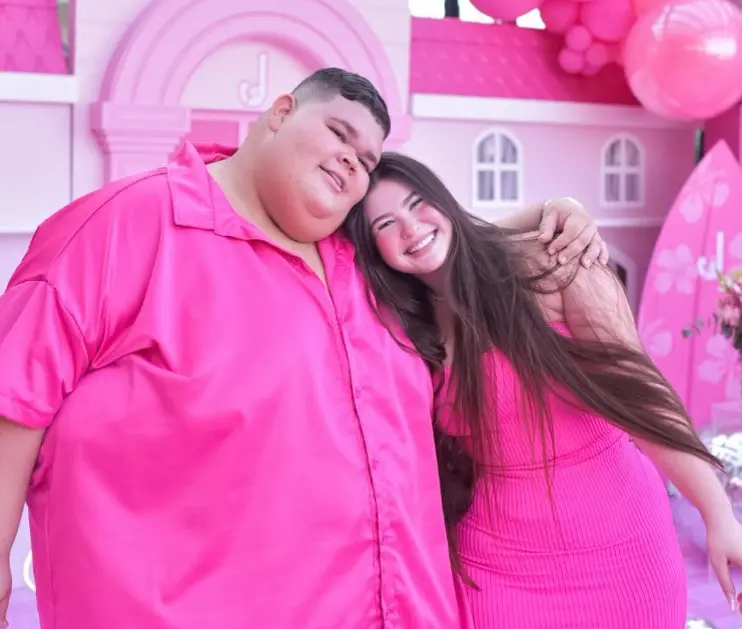 Foto do influenciador Gordão da TJ e sua ex-namorada, Nicolle Caroline