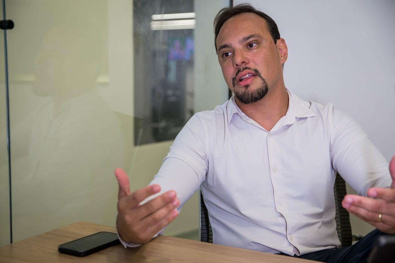 Imagem mostra vice-presidente do Sindfit-CE gesticulando para matéria especial sobre apps de bem-estar