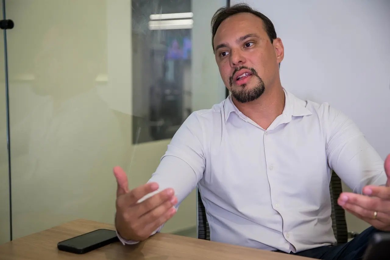 Imagem mostra vice-presidente do Sindfit-CE gesticulando para matéria especial sobre apps de bem-estar