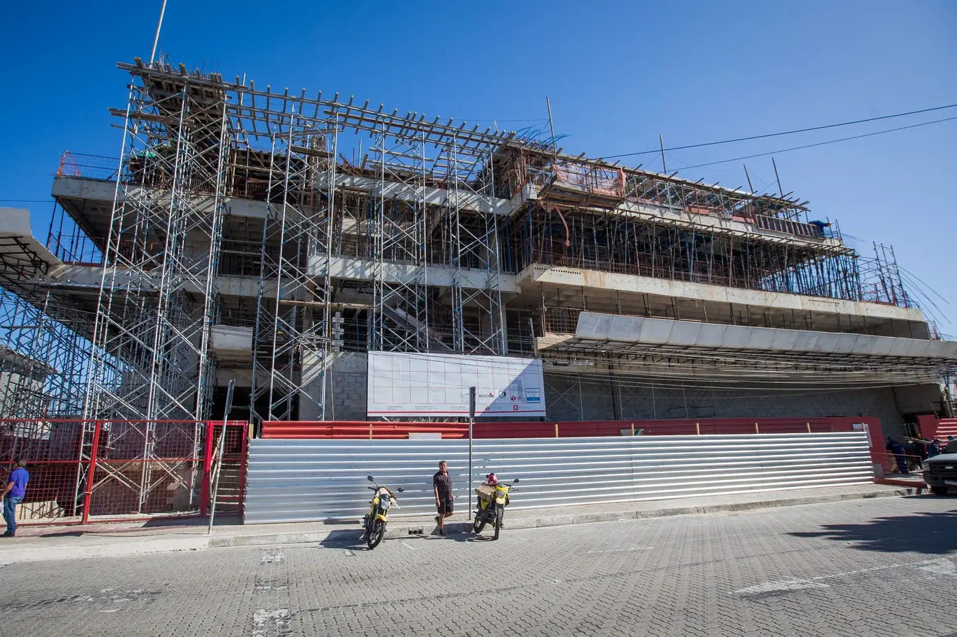 Foto que contém fachada da construção do Estação Fashion em Fortaleza. Prédio em construção