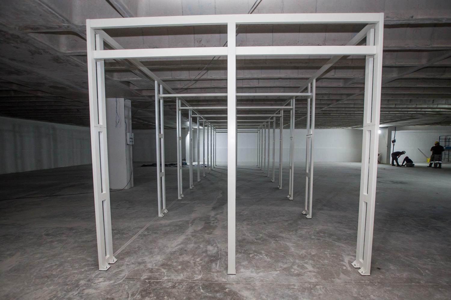 Foto que contém estrutura metálica pintada de branco em chão de concreto no futuro shopping Estação Fashion, no Centro de Fortaleza
