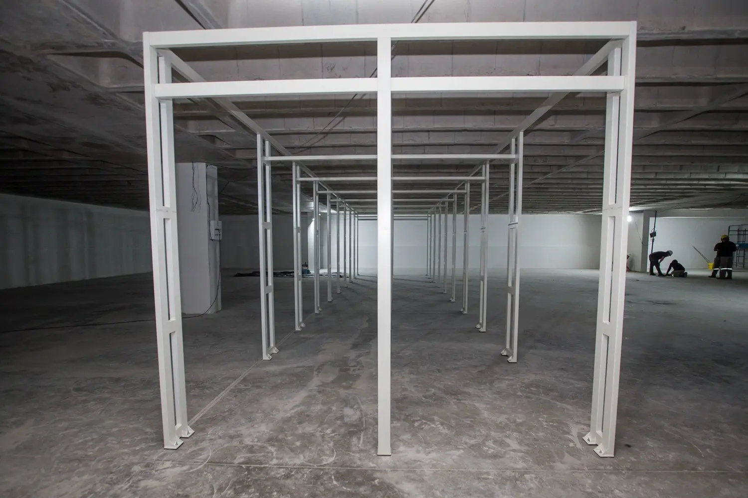 Foto que contém estrutura metálica pintada de branco em chão de concreto no futuro shopping Estação Fashion, no Centro de Fortaleza