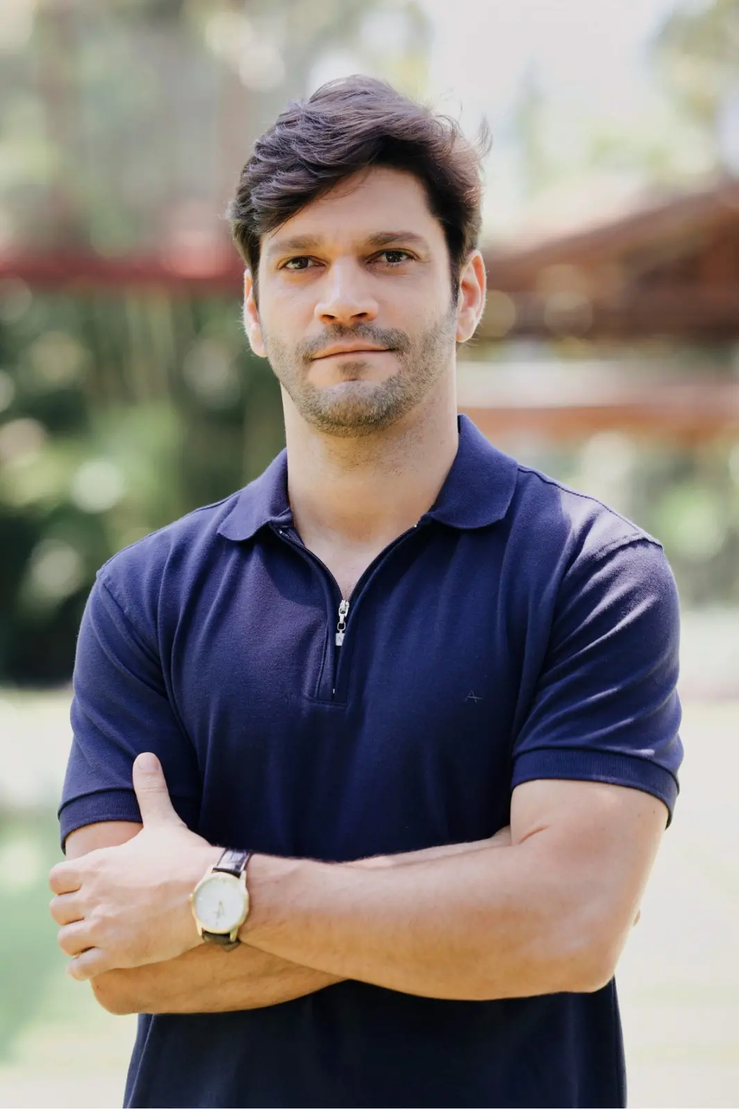 Armando Babaioff em foto oficial de Vanderson, personagem de Dona de Mim