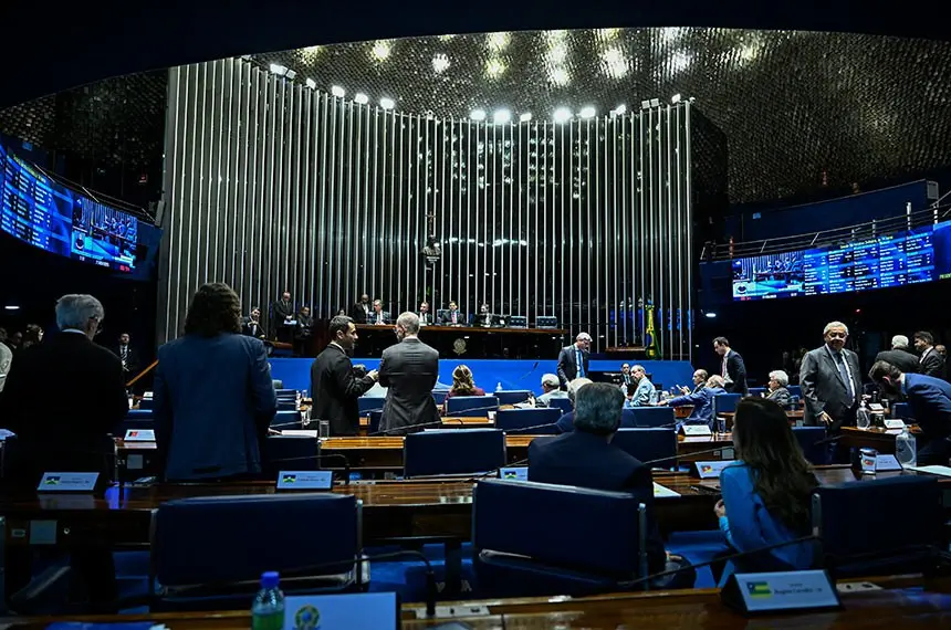 Senadores durante a discussão da matéria