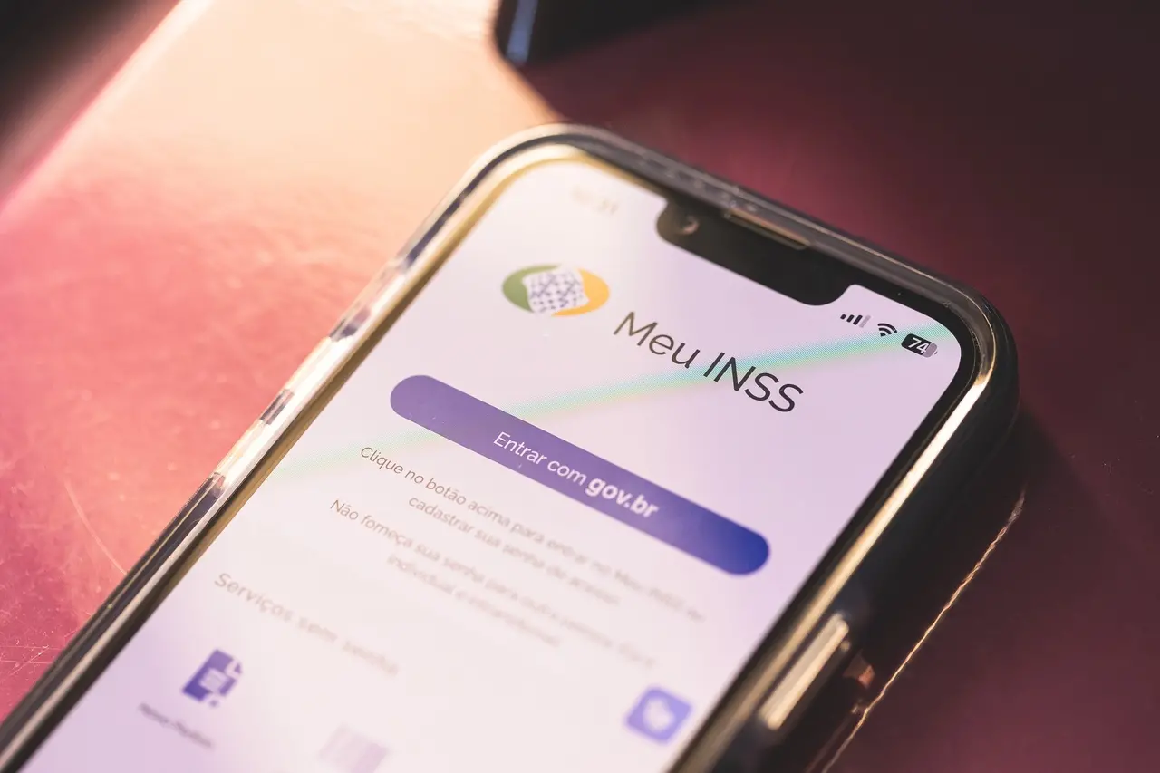 Imagem de um smartphone mostrando a tela do portal Meu INSS acessado pelo site gov.br, utilizado para serviços previdenciários no Brasil.