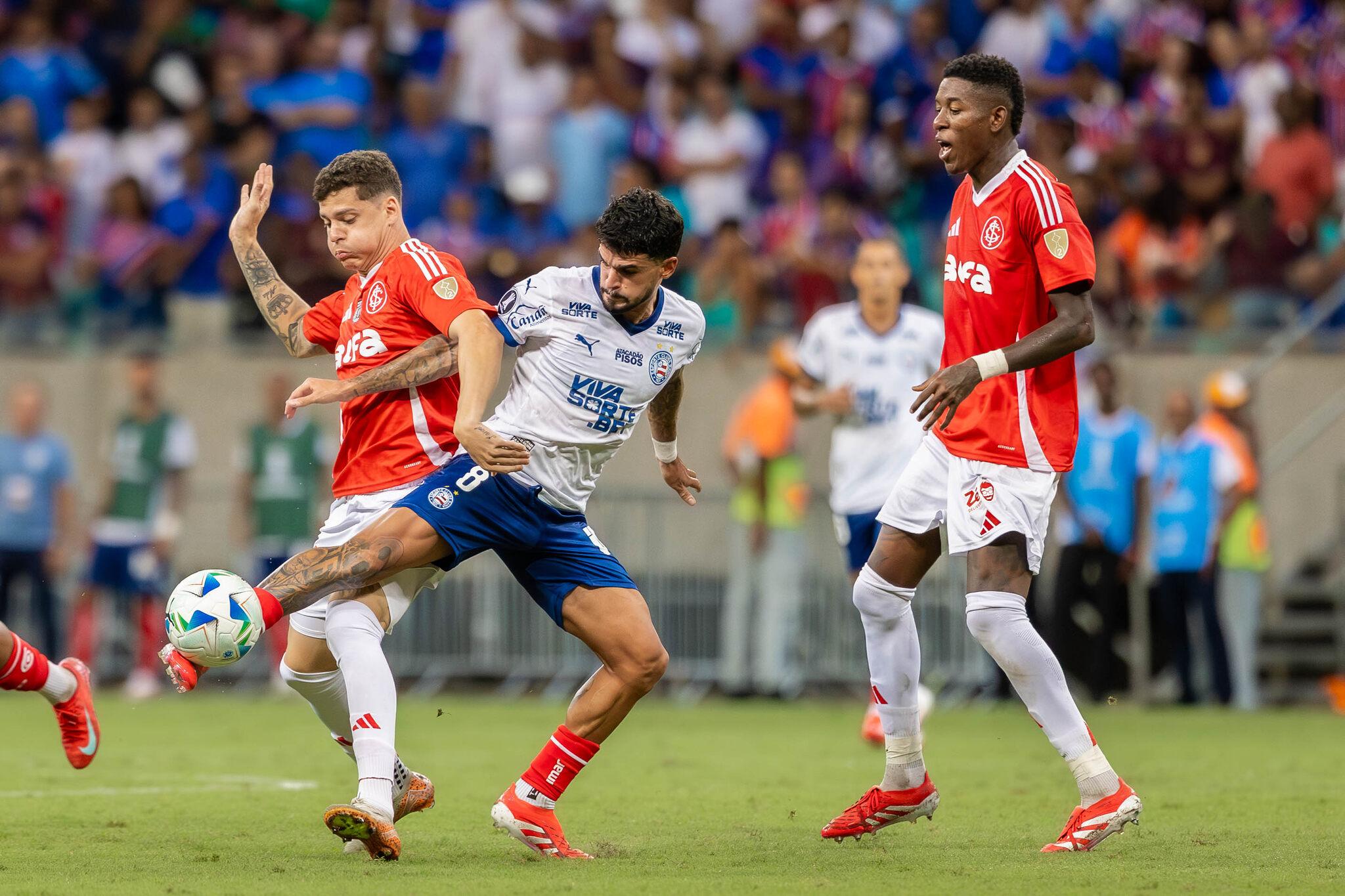 Foto de jogadores de Internacional e Bahia durante jogo da Libertadores 2025