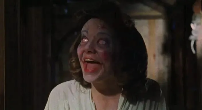 Cena de 'Evil Dead' (1981), que chegou ao Brasil como 'Uma Noite Alucinante', um clássico do terror trash