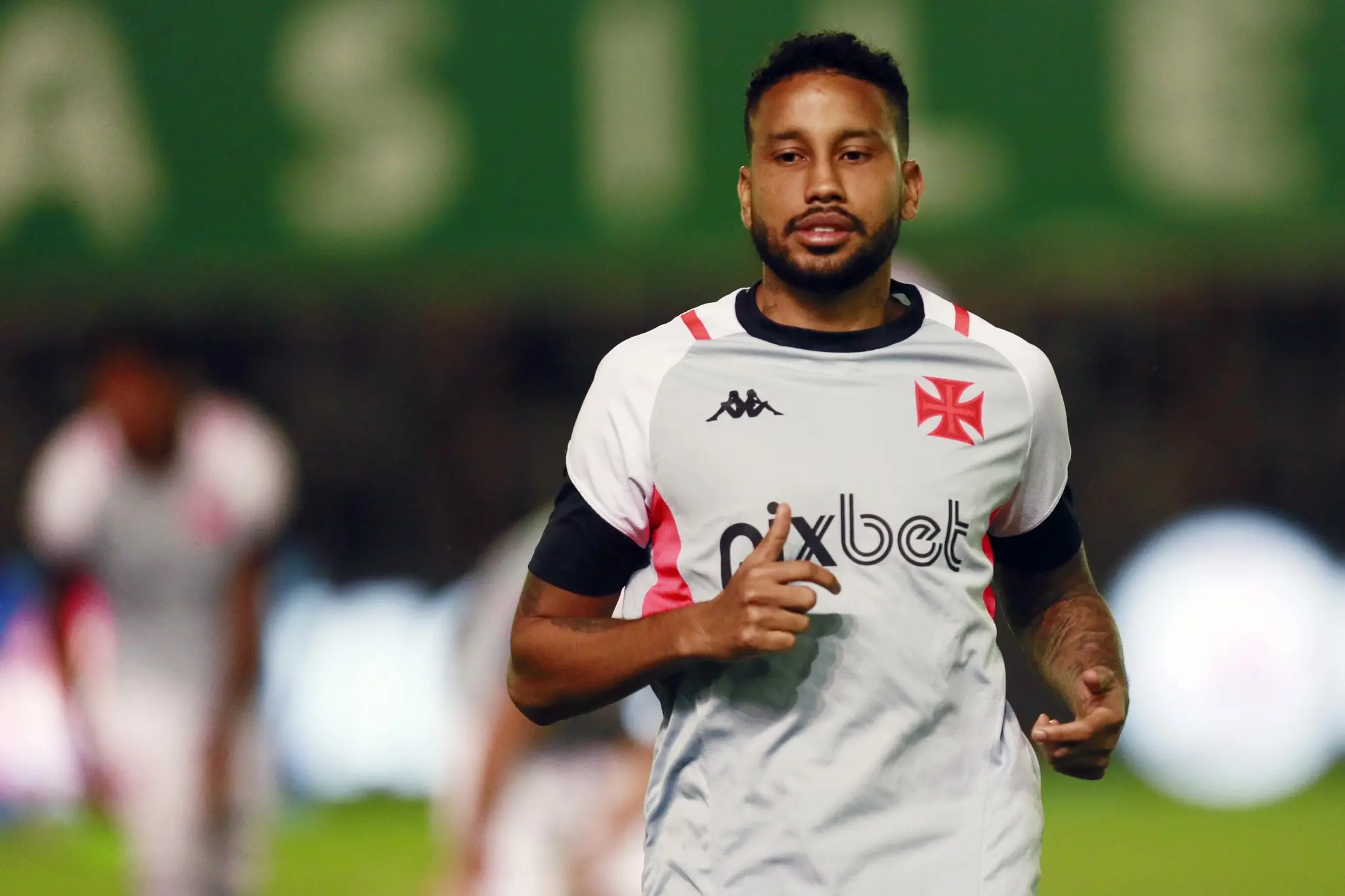 Alvo do Ceará, volante Jair permanece no Vasco, confirma Fernando Diniz