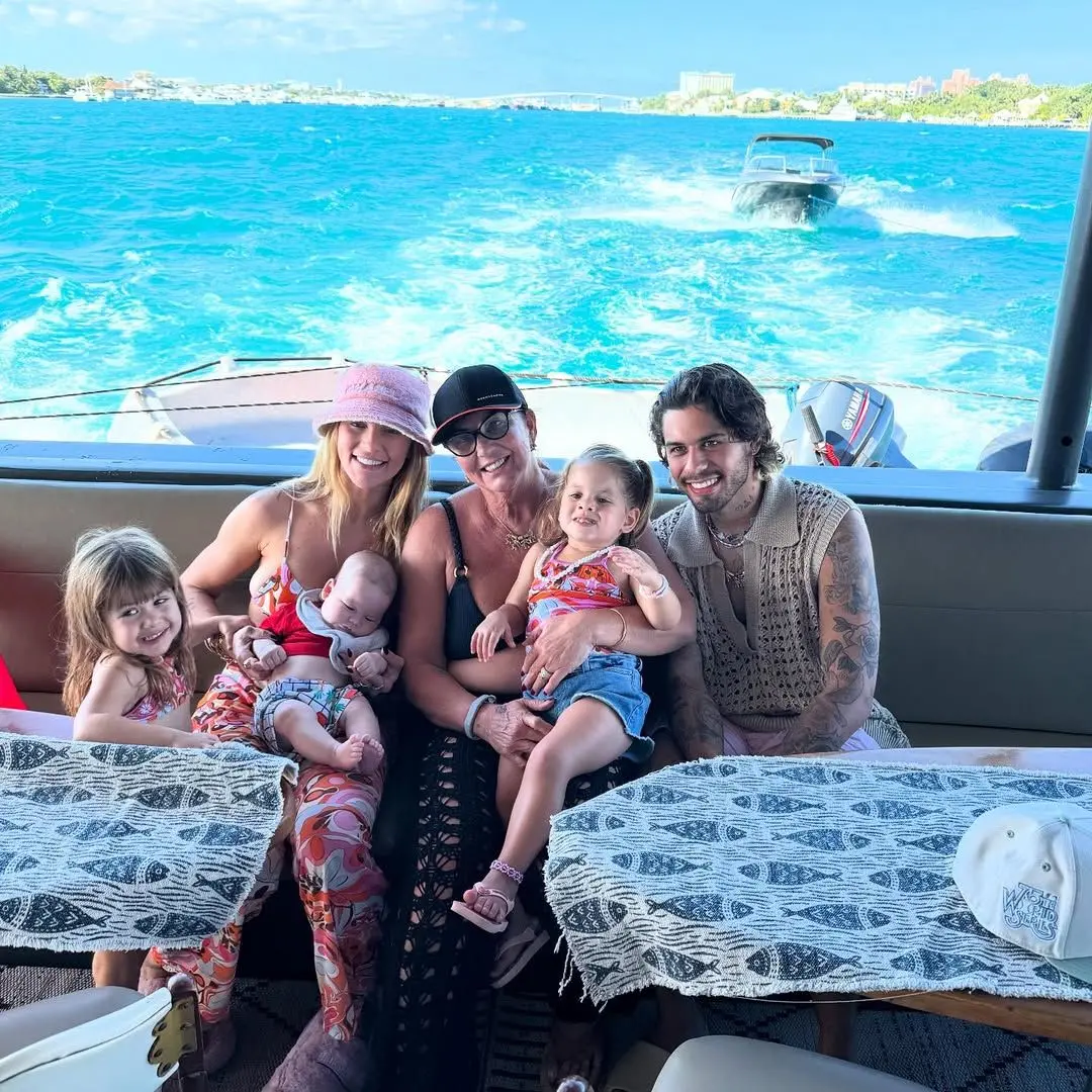Margareth com Virgínia, Zé Felipe e os netos em um barco. casal anunciou separação.