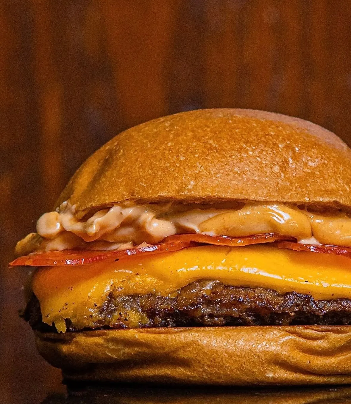 O Barney's Burger oferece promoções para quem consumir os hambúrgueres no local