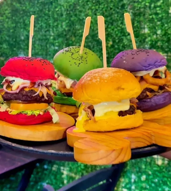 Hambúrgueres coloridos do World Burger