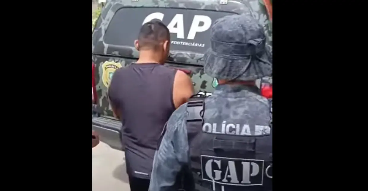 Imagem mostra momento da prisão de Rocky Marciano Lopes Nogueira por agentes da Secretaria da Administração Penitenciária e Ressocialização do Ceará (SAP)