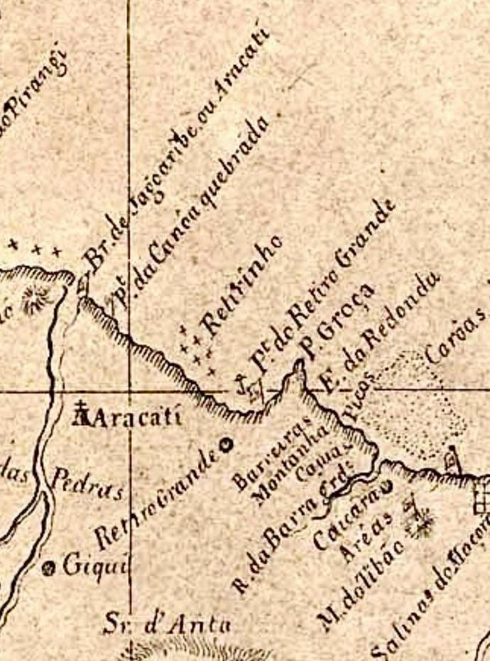 Imagem mostra mapa antigo de trecho do litoral leste do Ceará, com âncora e bandeira indicando a presença de porto e fortificação