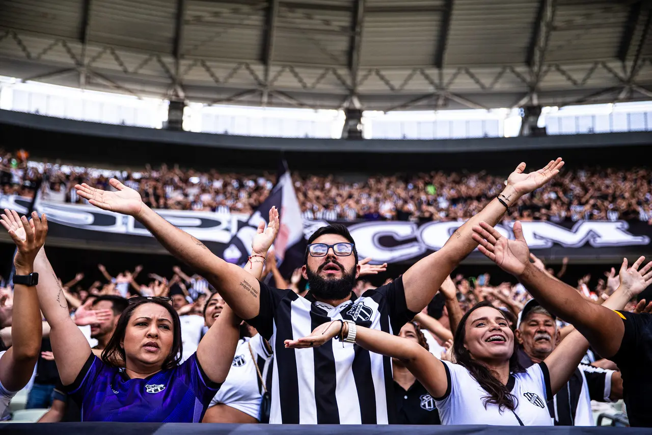 Foto de torcida no Ceará, no setor Inferior Norte, na Arena Castelão.
