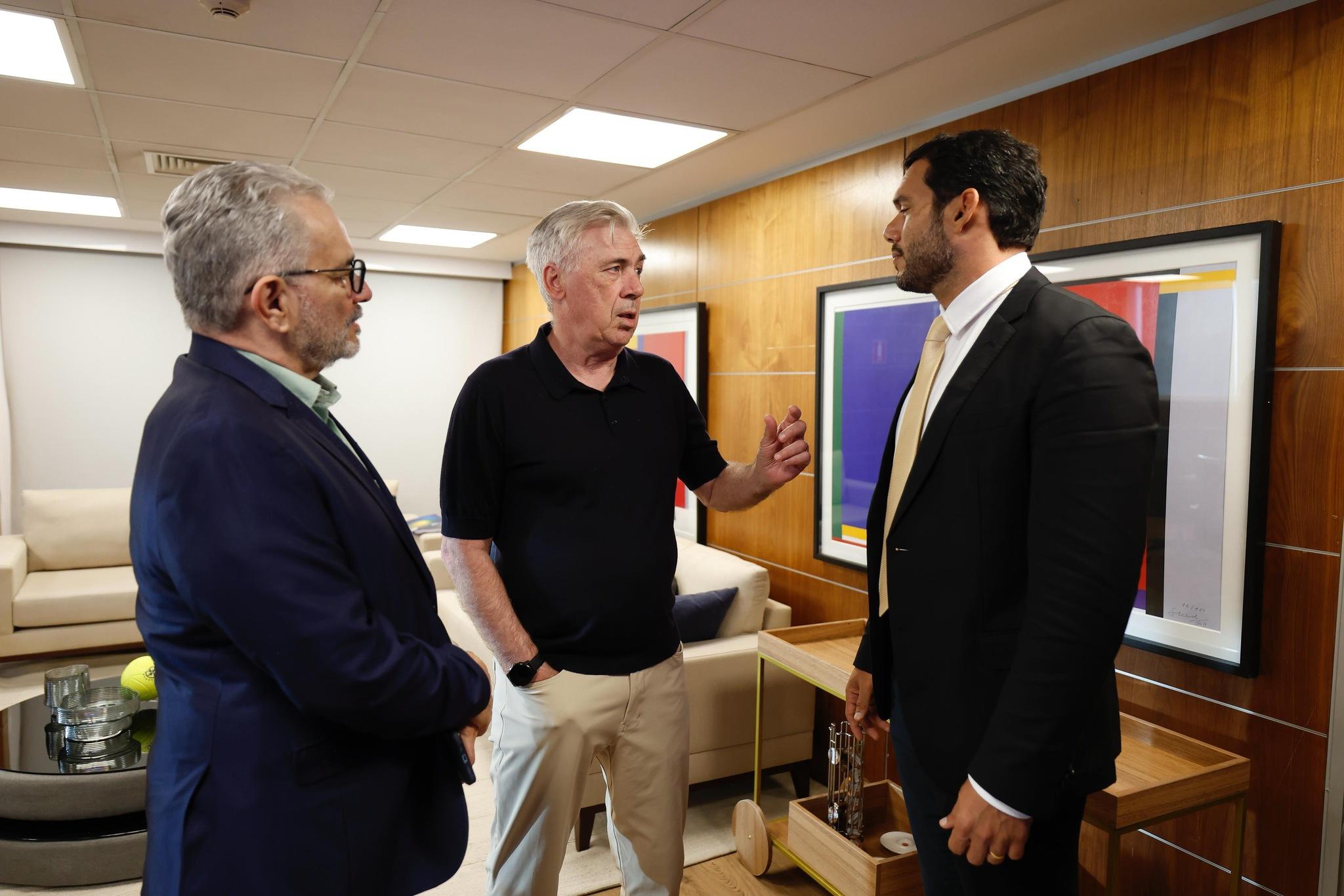 Presidente da Federação Cearense de Futebol encontra Ancelotti, técnico da Seleção